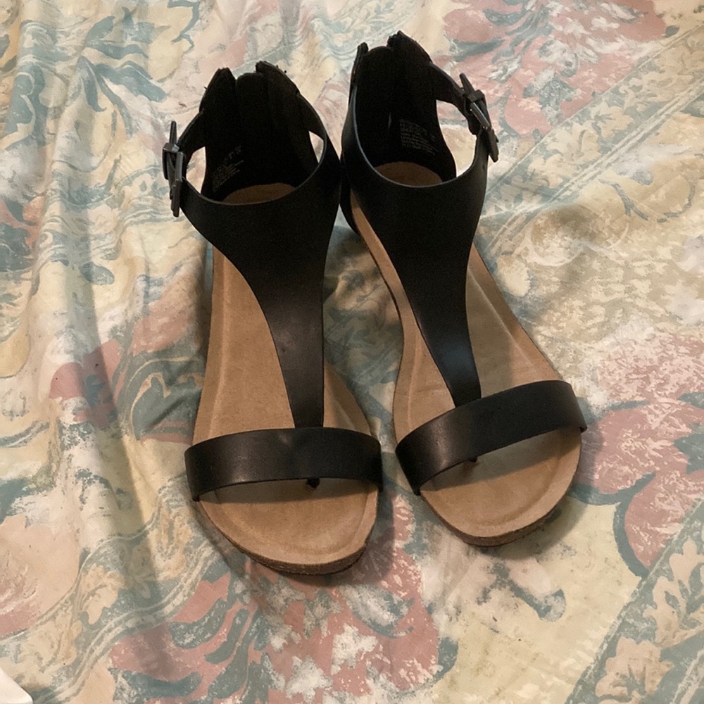 Kenneth Cole Women's Gal T-Strap Wedge Sandal